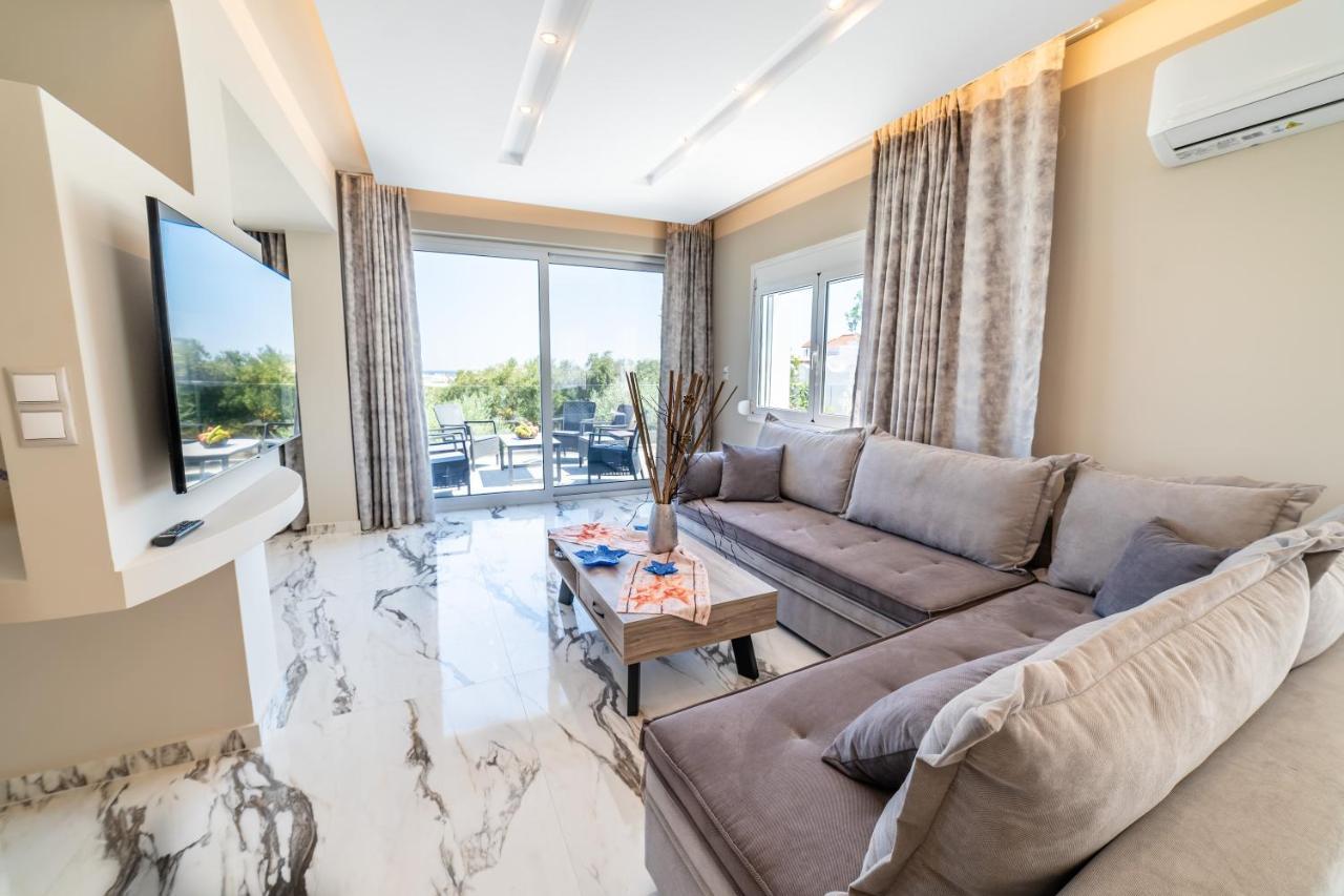 Thomas - Private Pool - Sleeps 6 *